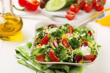 Turp ve lahana taze sebze ile Bahar salatası