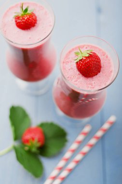 Sütlü lezzetli çilekli smoothie, taze str ile hazırlanmış.