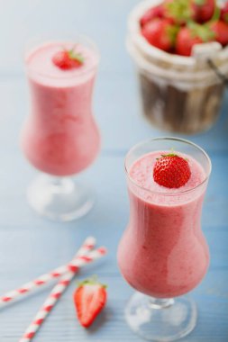 Sütlü lezzetli çilekli smoothie, taze str ile hazırlanmış.