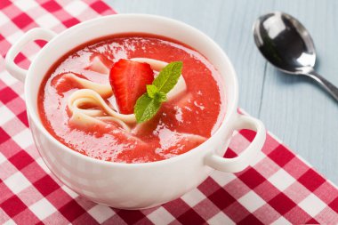 Çilek ile ev yapımı çorba.