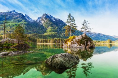 İlkbaharda mavi gökyüzü ve bulutlarla Hintersee Gölü.