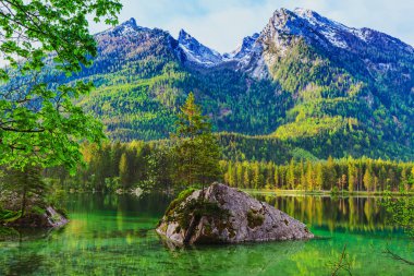 İlkbaharda mavi gökyüzü ve bulutlarla Hintersee Gölü.
