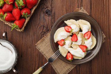 Taze çilekli lezzetli hamur tatlısı ve çırpılmış çırpılmış. 