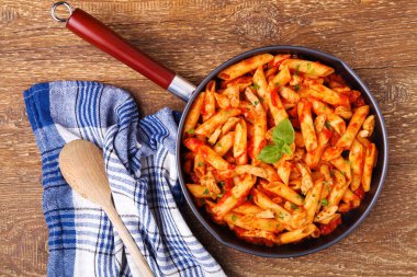 Kavrulmuş Tavuk domates soslu Penne