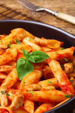Kavrulmuş Tavuk domates soslu Penne
