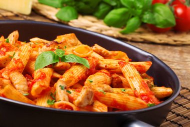 Kavrulmuş Tavuk domates soslu Penne