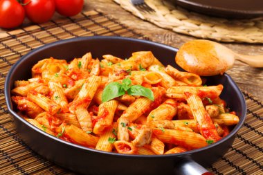 Kavrulmuş Tavuk domates soslu Penne