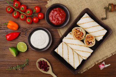 Dürümler et, fasulye ve sebzelerle sarılmış..