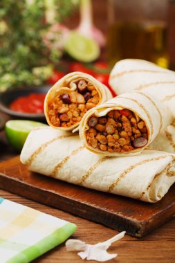 Dürümler et, fasulye ve sebzelerle sarılmış..