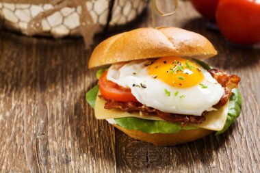 Kızarmış yumurta, pastırma, peynir ve sebzeli sandviç..