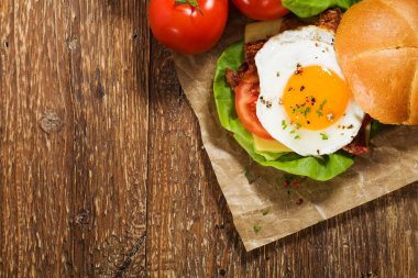 Kızarmış yumurta, pastırma, peynir ve sebzeli sandviç..
