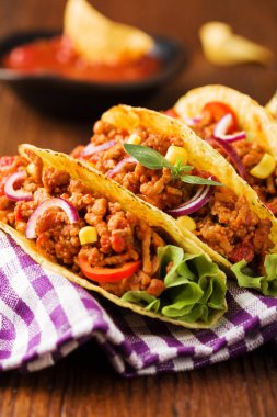 Tahtada etli ve sebzeli taco.