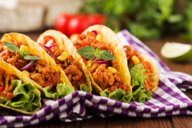 Tahtada etli ve sebzeli taco.