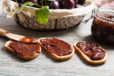 ev yapımı Erik reçeli