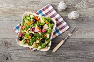 Siyah Zeytin ve Parmes ile taze sebze ile İtalyan salatası