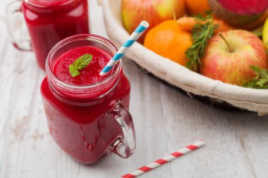 Sebze ve meyve kokteyli, bir kavanozda, taze pancarla servis edilir.,