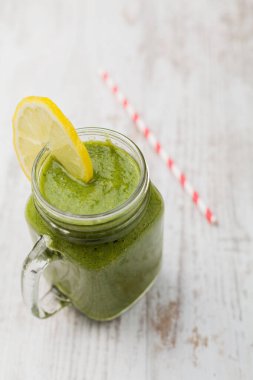 Sebze ve meyve kokteyli, taze narenciye ile birlikte bir kavanozda servis edilir.