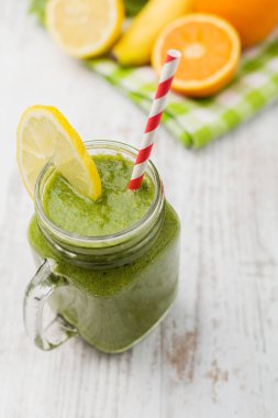 Sebze ve meyve kokteyli, taze narenciye ile birlikte bir kavanozda servis edilir.