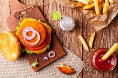 Lezzetli balık burgeri ve taze patates kızartması.. 