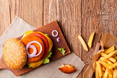 Lezzetli balık burgeri ve taze patates kızartması.. 