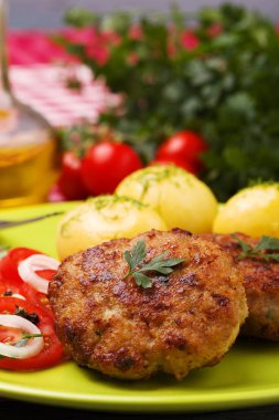 Taze, ev yapımı köfte, domates salatası ve yeni pota ile servis edilir