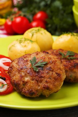 Taze, ev yapımı köfte, domates salatası ve yeni pota ile servis edilir
