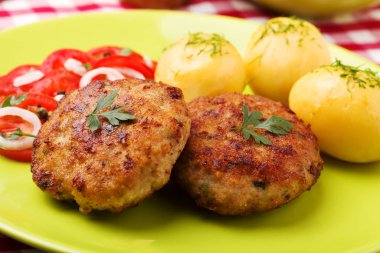 Taze, ev yapımı köfte, domates salatası ve yeni pota ile servis edilir