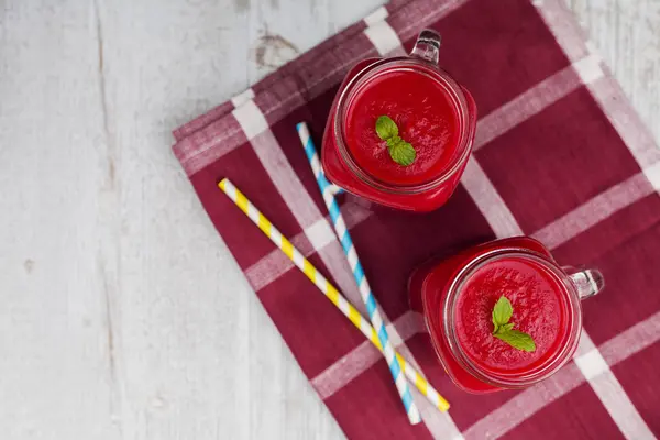 Vegetable and fruit cocktail, served in a jar, with fresh beets, — Stock Photo, Image
