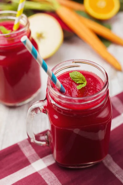 Drinkar av grönsaker och frukt, serverade i burk, med färska betor, — Stockfoto