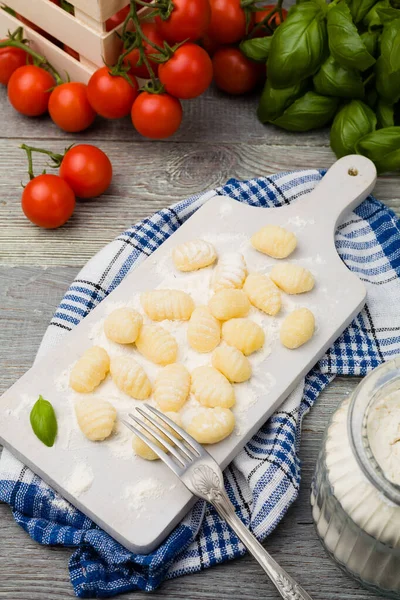 Tepelně neupravené bramborové noky s rajčaty nebo houbami — Stock fotografie