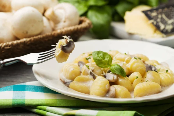Mantar soslu ve peynirli gnocchi.. — Stok fotoğraf