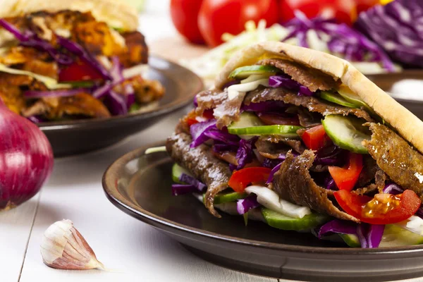 Marha Kebab egy zsemle — Stock Fotó