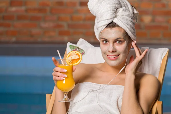 Vrouw ontspannen in de spa. — Stockfoto