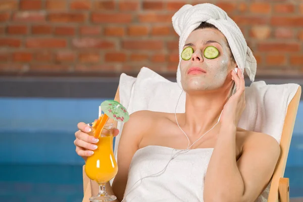 Mujer relajante en el spa. — Foto de Stock