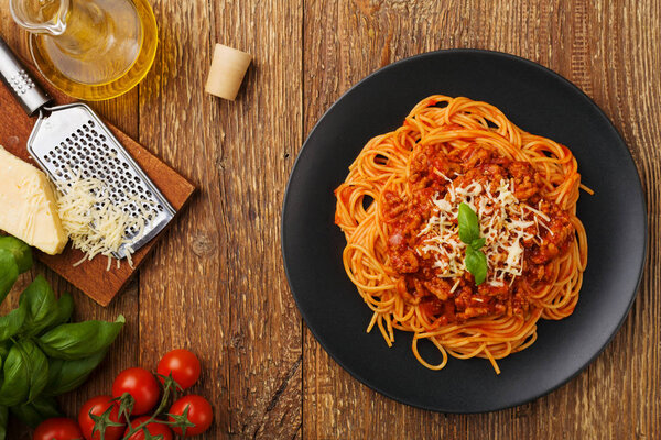 Вкусные спагетти на черной тарелке