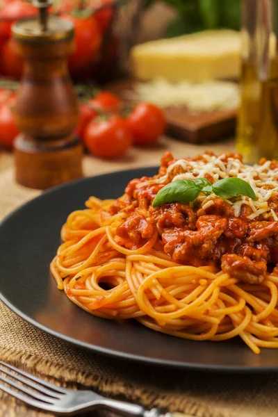 Deliziosi spaghetti serviti su un piatto nero — Foto Stock