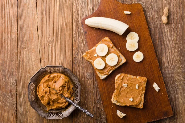 Sanduíche com manteiga de amendoim e banana — Fotografia de Stock