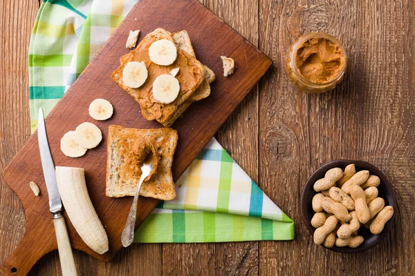 Sanduíche com manteiga de amendoim e banana — Fotografia de Stock