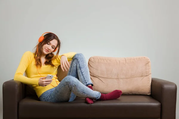 Mujer joven escuchando música desde su smartphone . —  Fotos de Stock