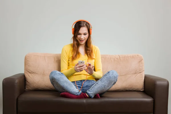 Mujer joven escuchando música desde su smartphone . —  Fotos de Stock