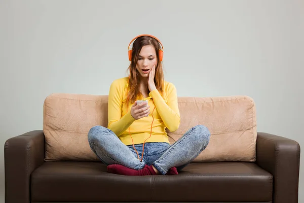 Mujer joven escuchando música desde su smartphone . —  Fotos de Stock