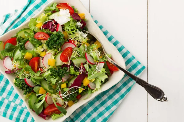 Salada de primavera com verduras frescas de rabanetes e couve — Fotografia de Stock