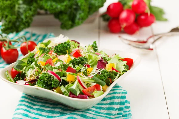 Salada de primavera com verduras frescas de rabanetes e couve — Fotografia de Stock