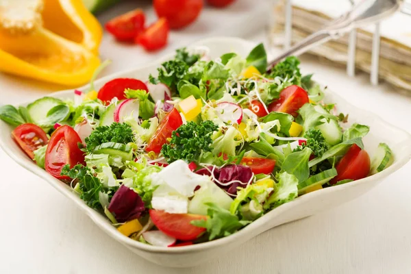 Salada de primavera com verduras frescas de rabanetes e couve — Fotografia de Stock