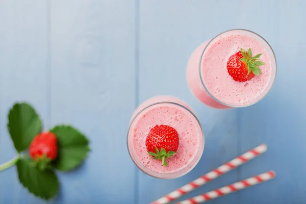 Delicioso smoothie de morango com leite, preparado com str fresco — Fotografia de Stock