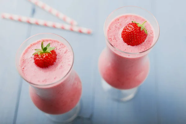 Läcker jordgubbssmoothie med mjölk, beredd med färsk str — Stockfoto