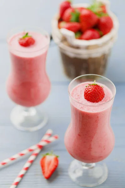 Délicieux smoothie fraise au lait, préparé avec str frais — Photo