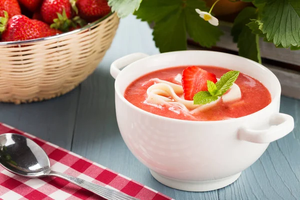 Soupe maison aux fraises . — Photo