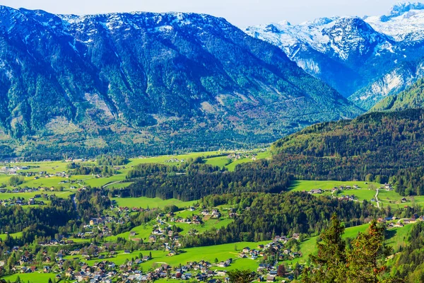 Ciudad alpina situada en el valle de las montañas . — Foto de Stock