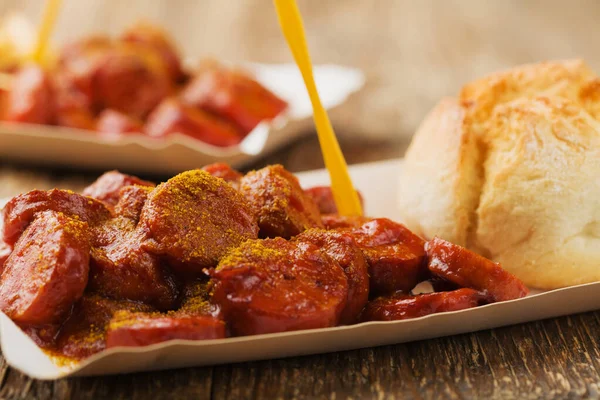 Tradycyjny niemiecki currywurst, podawany na jednorazowej tacy papierowej w — Zdjęcie stockowe